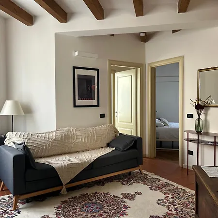 Bed & Breakfast Casa Enzo - Near The Centre 3*