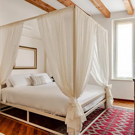 Casa Enzo - Old Town & Station - Ac, Free Parking - Family & Business Bed and breakfast Módena