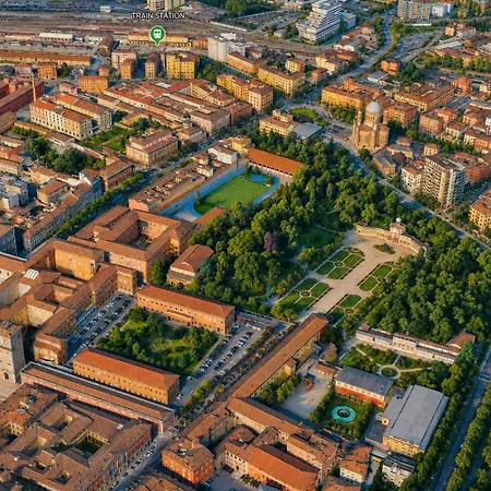 Casa Enzo - Old Town & Station - Ac, Free Parking - Family & Business Oda ve Kahvaltı Modena